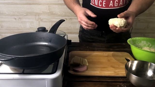 Жареные пирожки с сыром и колбасой | Накормите ВСЕХ! смотреть онлайн