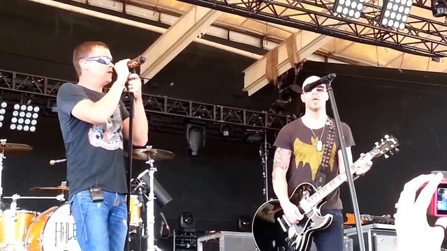 Chris Daughtry & Brad Arnold "In The Air Tonight" смотреть онлайн