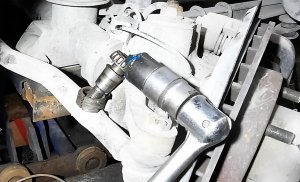 Как открутить и подтянуть верхни шкворень УАЗ Патриот