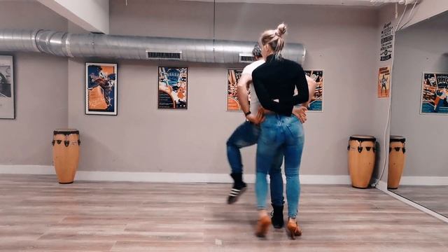 BACHATA (Kay One ft Cristobal) | Jes y Jenny смотреть онлайн