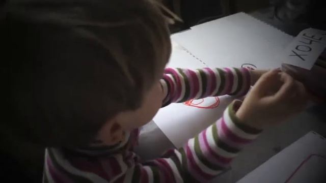 Роберт пишет слово "СОК" Роберт Мощелков.3,11. смотреть онлайн