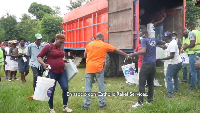Helping earthquake survivors in Haiti смотреть онлайн
