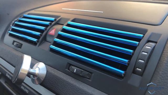 U - образный молдинг решетки вентиляции салона автомобиля.