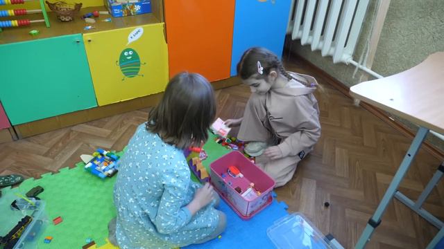 VLOG Алиса отвечает у доски на курсах. Что кому подарил Костя на 8 марта смотреть онлайн