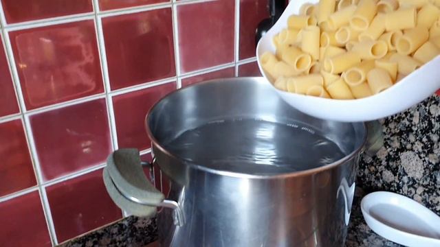 Паста с кремом из кабачков и беконом? смотреть онлайн