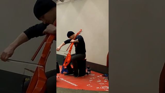 Супер парень в метро играет скрипка красивая музыка смотреть онлайн
