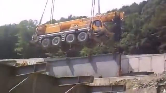 В Сочи сорвался строительный кран смотреть онлайн