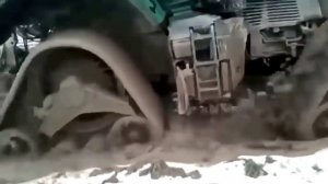 Трактор застрял в грязи, тяжелая техника месит грязь, большая подборка.