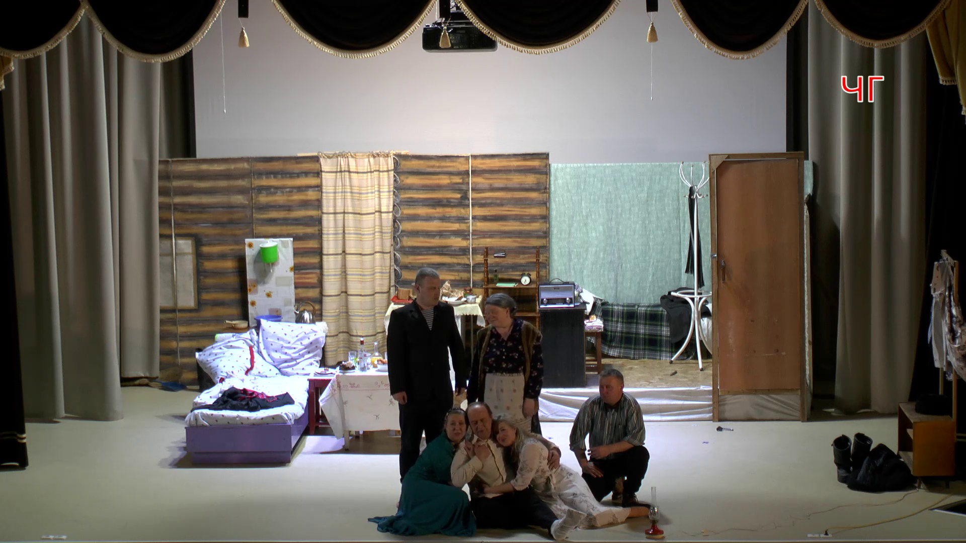 Спектакль «Семейный портрет с посторонним» смотреть онлайн