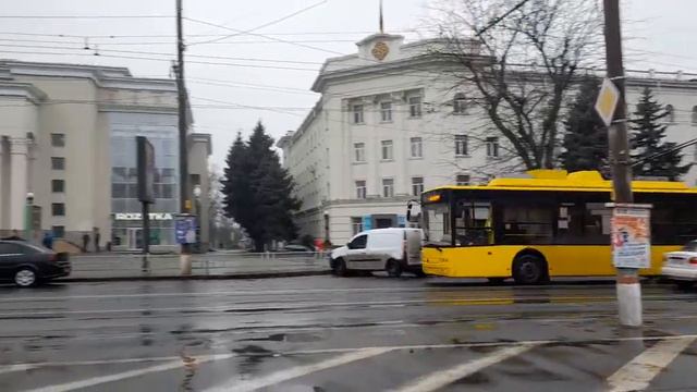 Троллейбусы ЮМЗ Т2 #474 И БОГДАН #495 на площади Свободы. смотреть онлайн