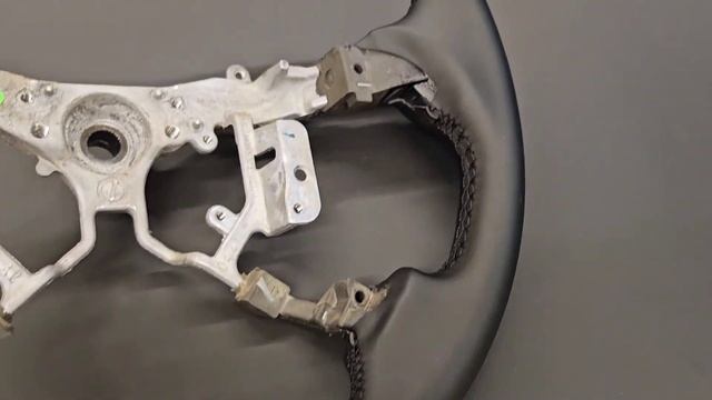 Toyota Camry v40 . Перетяжка в качественную кожу под дерево. Рули в продаже. смотреть онлайн