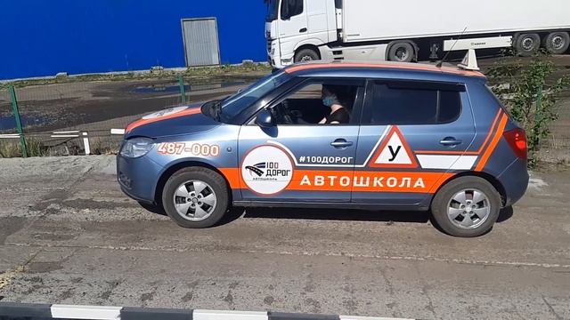 Как трогаться в подъёме без отката? Автошкола #100Дорог смотреть онлайн