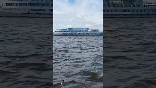 Нас волны качали и чайки кричали.... смотреть онлайн
