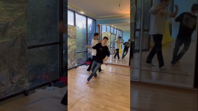 Спустя 2 года #tutorial#обучалка#брейкданс #breakdance#powermove#combo #dance#танец#трюк#breaking смотреть онлайн