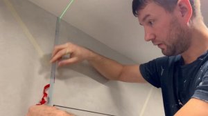 Золотые молдинги на акцентной стене.