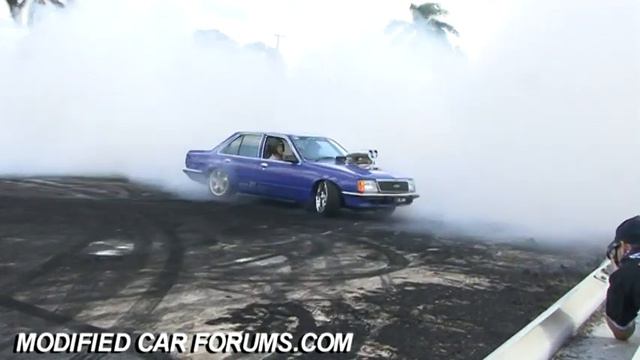 IBLOWN VC Commodore burnout Ingham Car Show 2009 смотреть онлайн