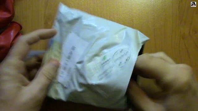Прикольные воздушные шарики одни с сердечком, а другие с надписью Две посылки из Китая смотреть онлайн