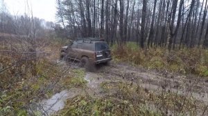 Nissan Patrol 61 на 42 переезжает ручей.