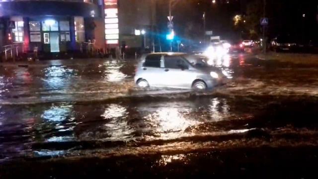 Девочка купается после дождя смотреть онлайн