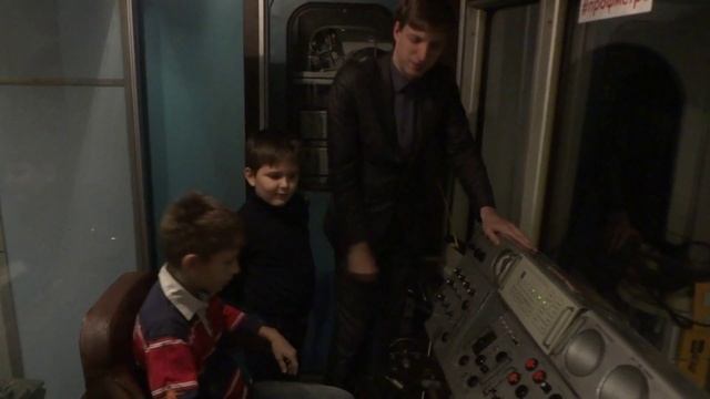 В настоящей кабине машиниста электропоезда в метро. г. Москва. Музей московского метрополитена смотреть онлайн