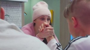 ПАЦАНКА АЛИСА ЗАТЯНУЛА В СВОЮ КОМПАХУ КАПУ!!