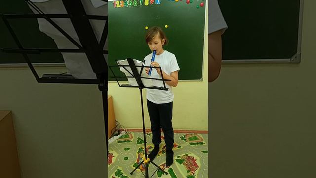 Фёдор Бесчастных играет партию блокфлейты из ансамбля "Соль ре соль" 2023г. смотреть онлайн