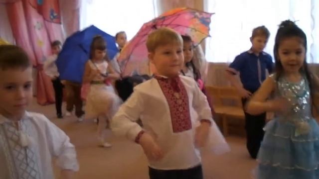 Весенний танец с зонтами смотреть онлайн