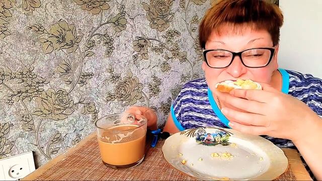 пожрем/Мукбанг бутерброды с яйцом/обжор и разговоры на камеру/ смотреть онлайн
