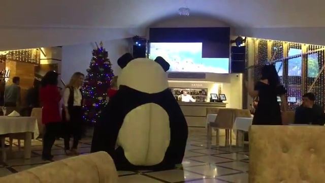 Конфу Панда из Панорамы в Нальчике продолжает приставать к девушкам))) смотреть онлайн