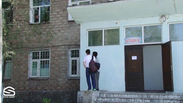 Акжол Махмудов өзү жашаган бөлмөнү ачыктады смотреть онлайн