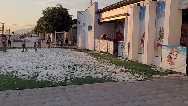 Кабардинка. Переполненные пляжи. Никто никуда не уезжает. смотреть онлайн