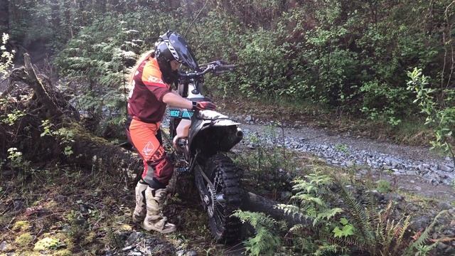 How to Lift and Move Your Dirtbike - FOR SHORT RIDERS смотреть онлайн