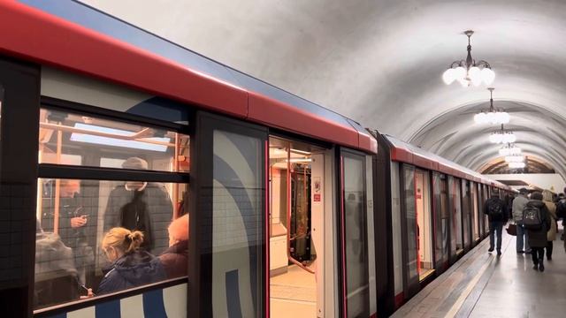 Электропоезд 81-775/776/777 ”Москва-2020” №015 на станции метро Таганская КЛ смотреть онлайн