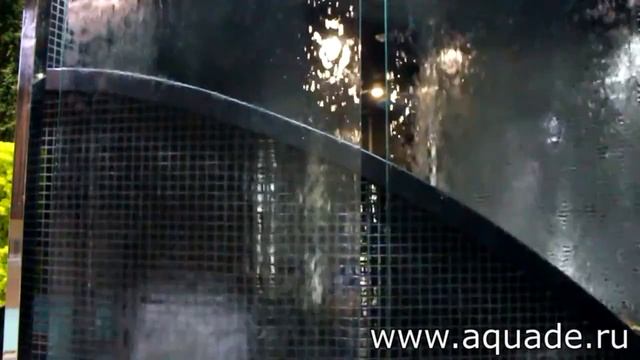 Водопады по стеклу в сочетании с зелеными стенами смотреть онлайн