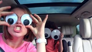 Мистер Макс отрывается с мамой под клёвую музыку