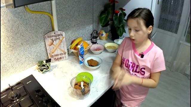 Дома вместе готовим вкусняшки: пирожное шарики из печенья - простой рецепт #StayHome #ДомаВместе смотреть онлайн