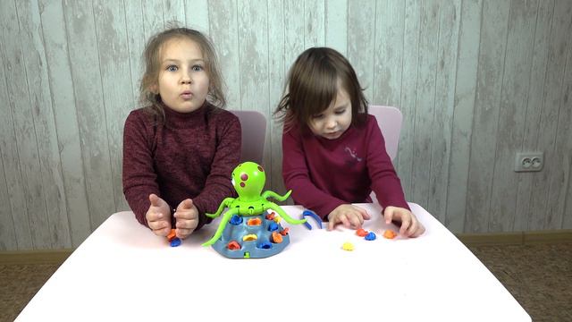 Осьминог Жоли Веселая настольная игра на ловкость / Челлендж не зацепи щупальцу от Доры и Алисы смотреть онлайн