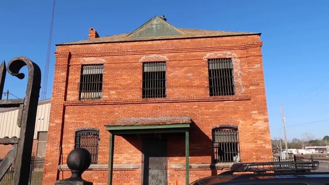 The Amazing Small Town of Butler Georgia is Stuck in 1980s - Video Store / Pay Phone / Town Square смотреть онлайн