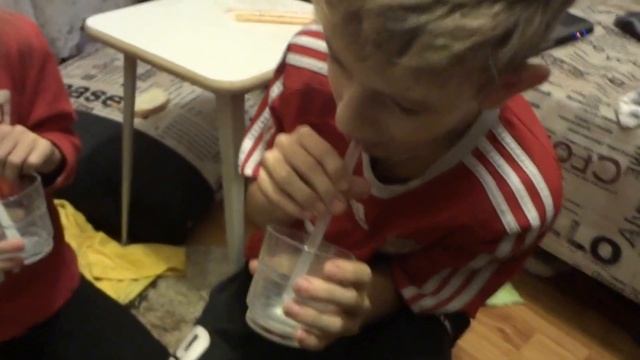 Трубочки для молока. Пытаемся допить до дна коктель. смотреть онлайн