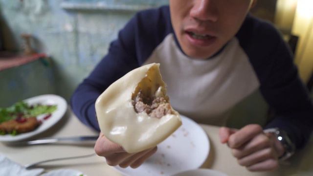 Georgian Food Tour | Khinkali Georgian Dumplings | Food Tour in Tbilisi, Georgia смотреть онлайн