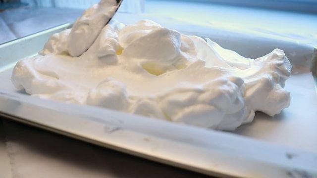 Meringue cake "Pavlova" with easy one pot pastry cream смотреть онлайн