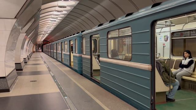 Электропоезд 81-717/714.5 «Номерной» на станции «Сретенский Бульвар» смотреть онлайн