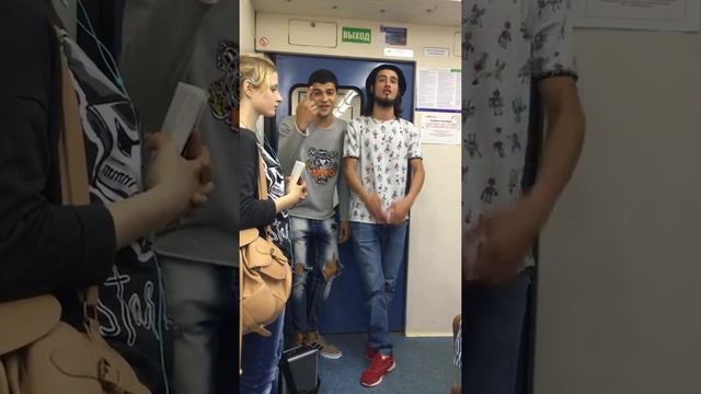 Ребята огонь музыка вокруг Москва электричка бродячие артисты, ВСЕМ ДОБРА И ПОЗИТИВА смотреть онлайн