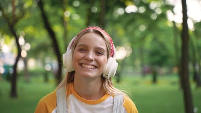 Счастливая девушка в зеленом парке. смотреть онлайн