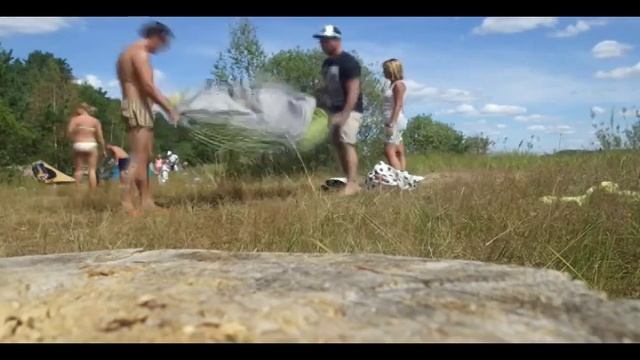 сложить быстро раскладывающуюся палатку