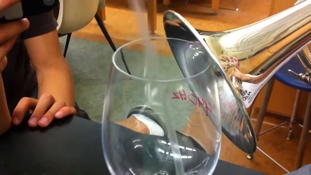 Сломал стекло с помощью звука трубы! смотреть онлайн