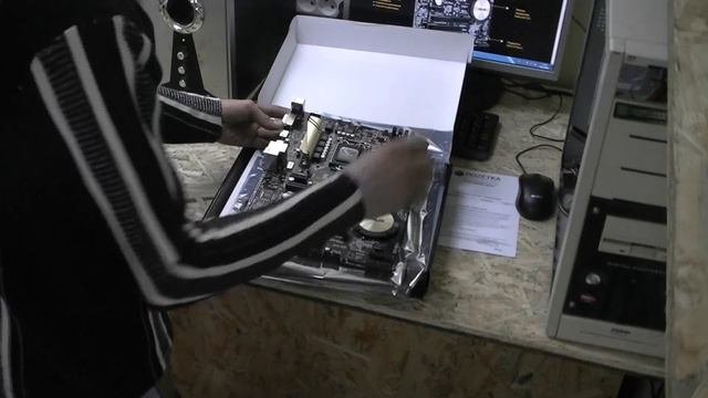 Распаковка материнской платы ASUS Z170 P. смотреть онлайн