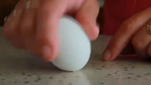 How do you peel a hard cooked egg? смотреть онлайн