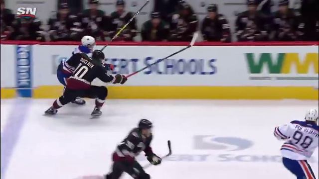 Макдэйвид запрыгивает на скамейку Койотов / McDavid leaps into bench смотреть онлайн