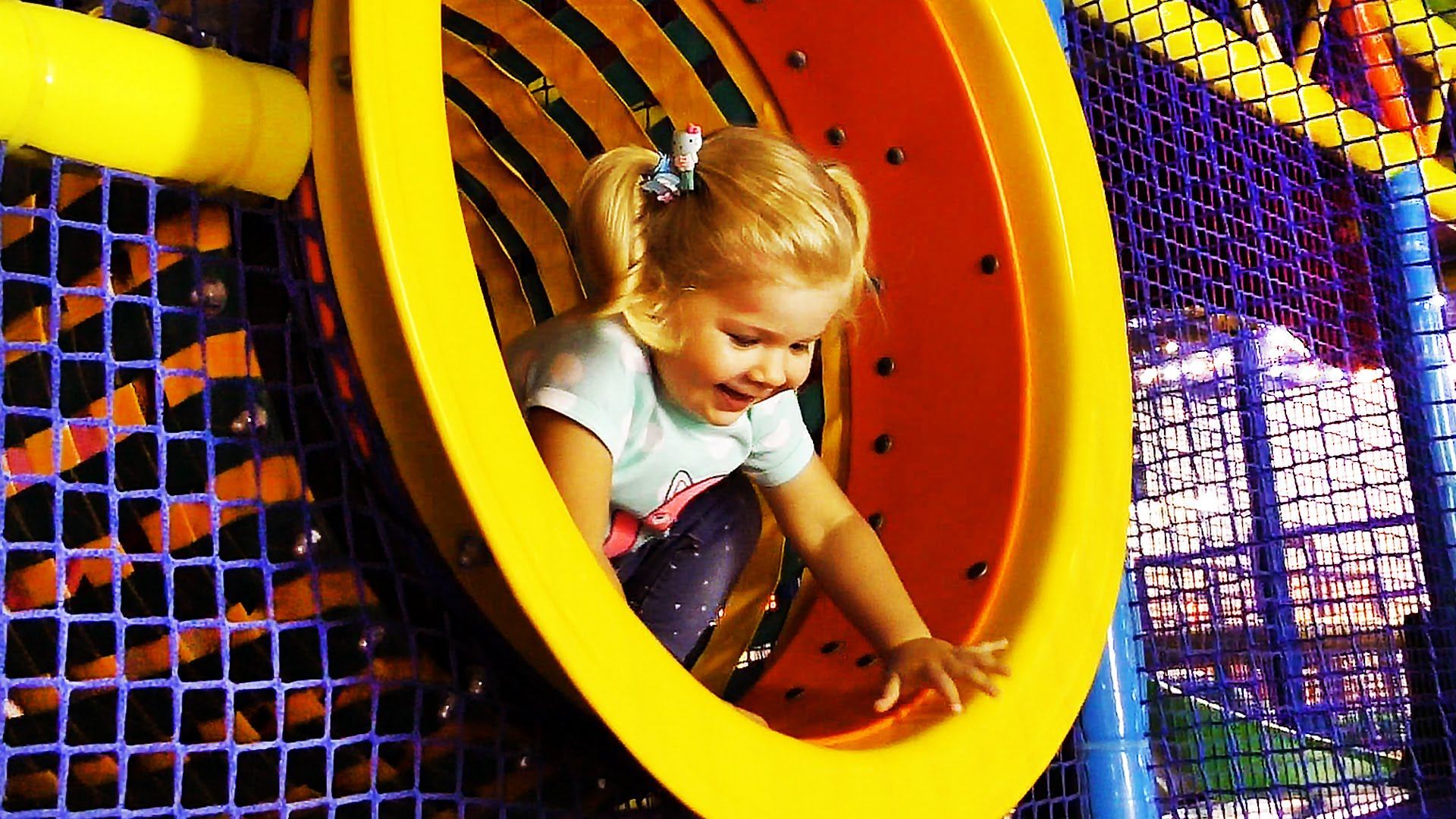 ✿ VLOG Развлекательный Центр ЕДЕМ НА КАЧЕЛИ Видео Для Детей Playground Fun video Kids Amusement Park смотреть онлайн